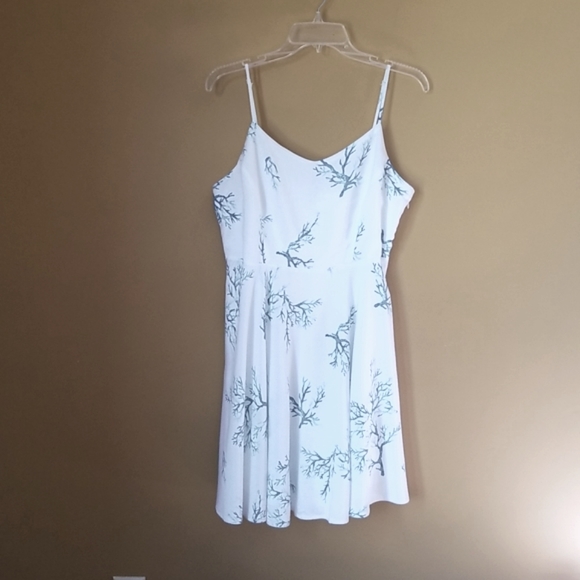 Old Navy Dresses & Skirts - Old Navy lightweight summer dress. Size 10P. White with blue coral pattern.